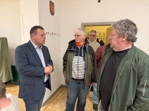Bürgermeisterkandidat Alexander Albrecht stellte sich in Löhndorf den Fragen der Bevölkerung