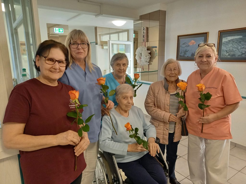 Bürgermeisterkandidat Alexander Albrecht überreichte als kleines Dankeschön Rosen an die Altenpflegerinnen