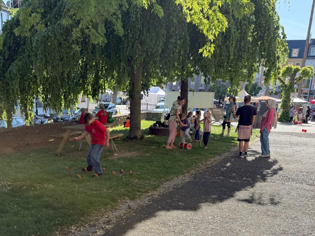 Junge Familien suchten die schattenspendenden Bäume zum Schutz vor der Sonne auf.