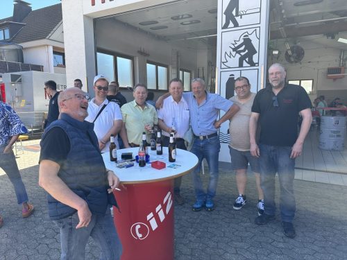 Alexander Albrecht im Austausch mit Feuerwehrleuten der Ortsteile